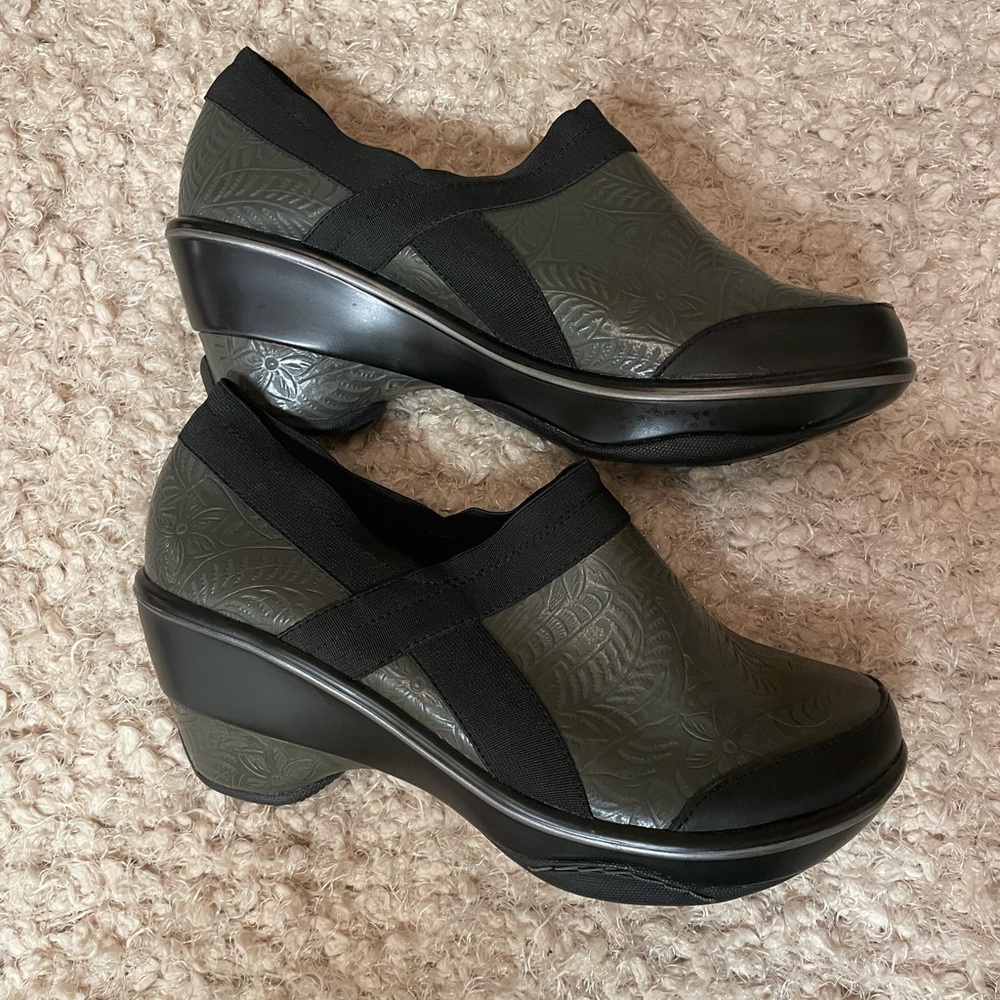 EUC! Jambu Embossed Leather Comfort Sport Wedge Black and Green Slip-On Clogs - Picture 8 of 11